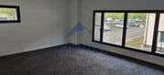 Espace intérieur lumineux avec vue sur l'extérieur.