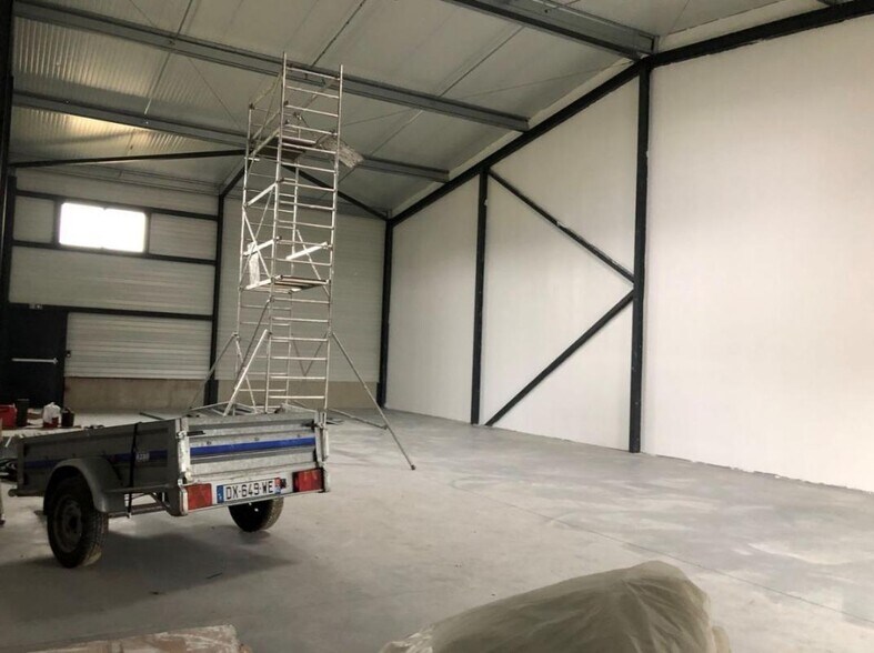 Industrial in Bezons to rent - Interior Photo - Image 2 of 17