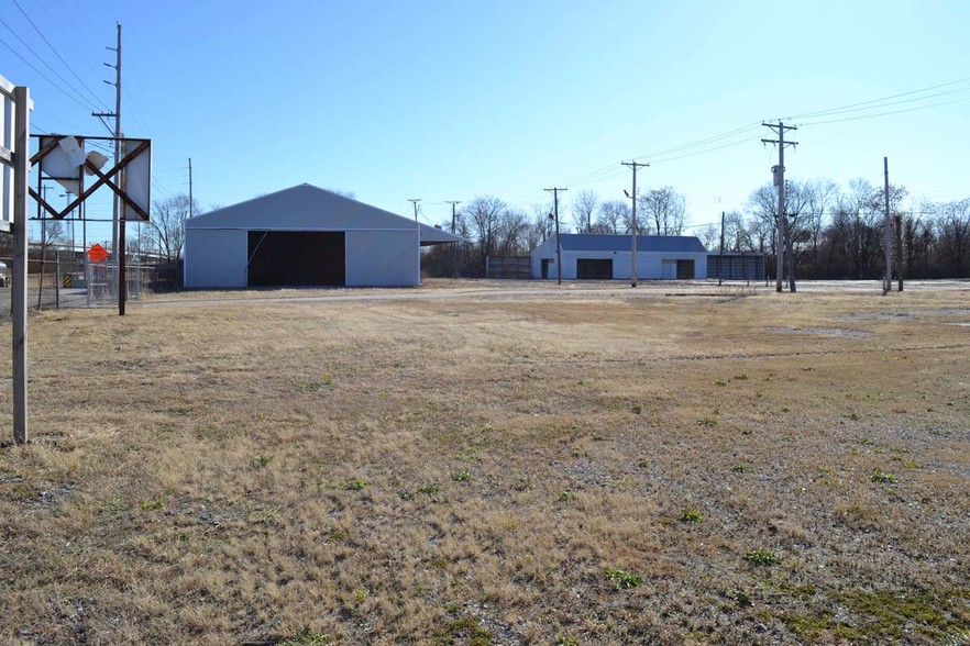 104 St. Clair Ave, East Saint Louis, IL for rent - Building Photo - Image 3 of 8