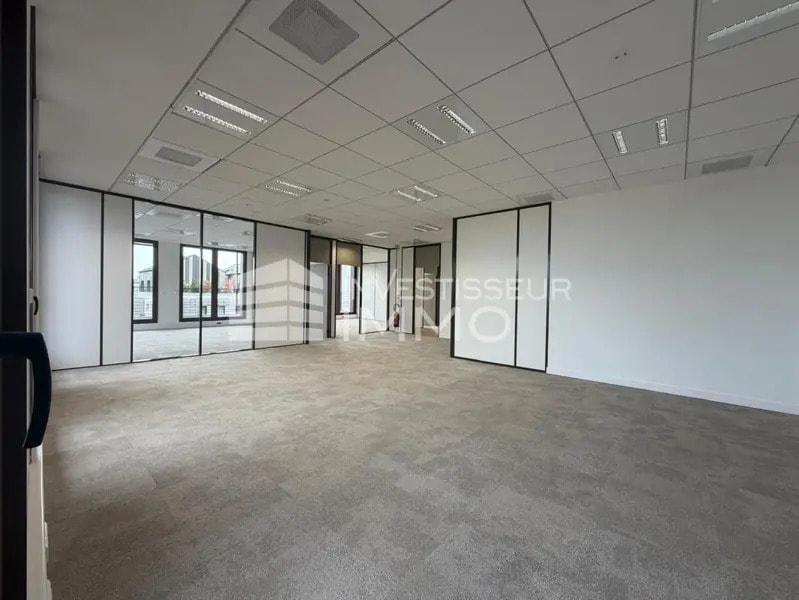Office in Montévrain to rent Interior Photo- Image 1 of 5