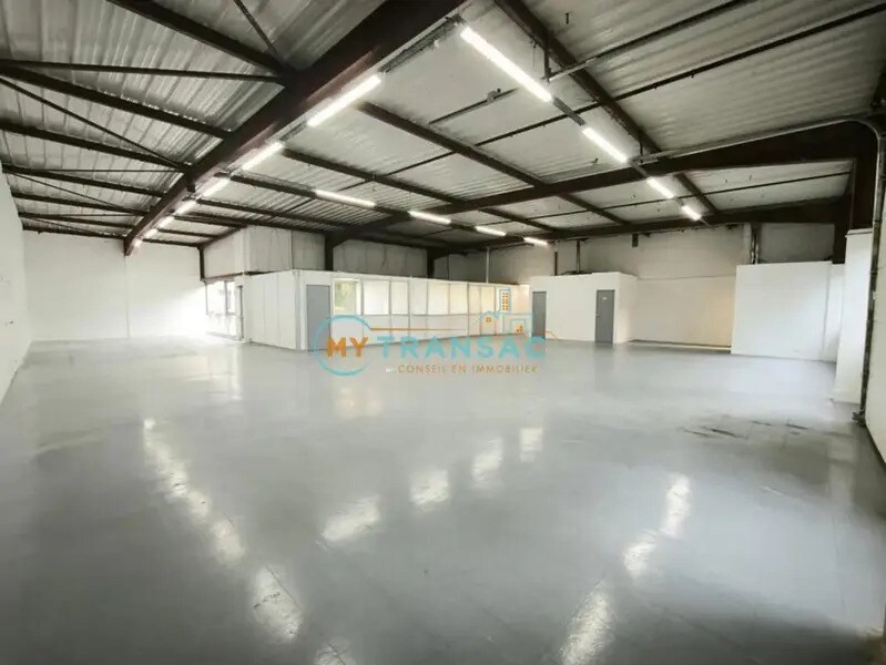 Light Industrial in Villebon-sur-Yvette to rent Interior Photo- Image 1 of 14