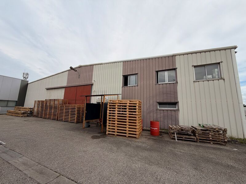Light Industrial in Brignais to rent Building Photo- Image 1 of 9