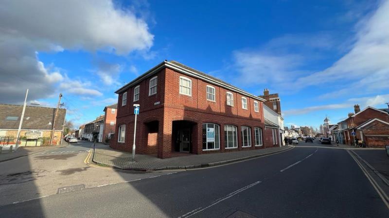 18 High St, Burnham On Crouch for rent - Building Photo - Image 1 of 2