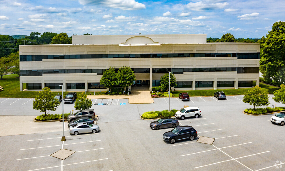 610 Freedom Business Ctr Dr, King Of Prussia, PA for rent - Building Photo - Image 3 of 15