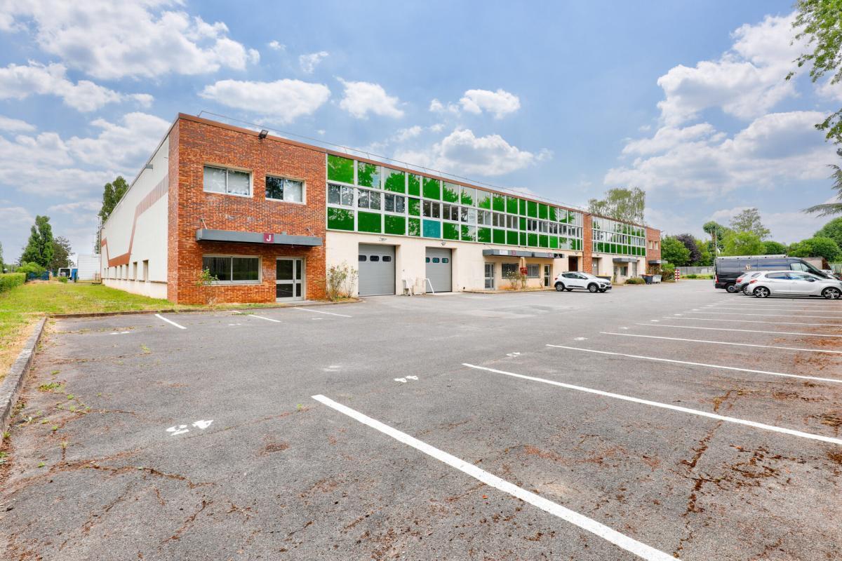 Light Industrial in Les Ulis to rent Building Photo- Image 1 of 10
