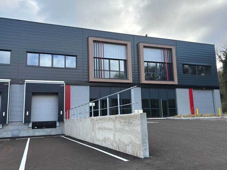 Light Industrial in Saint-Laurent-de-Mure to rent - Building Photo - Image 3 of 11