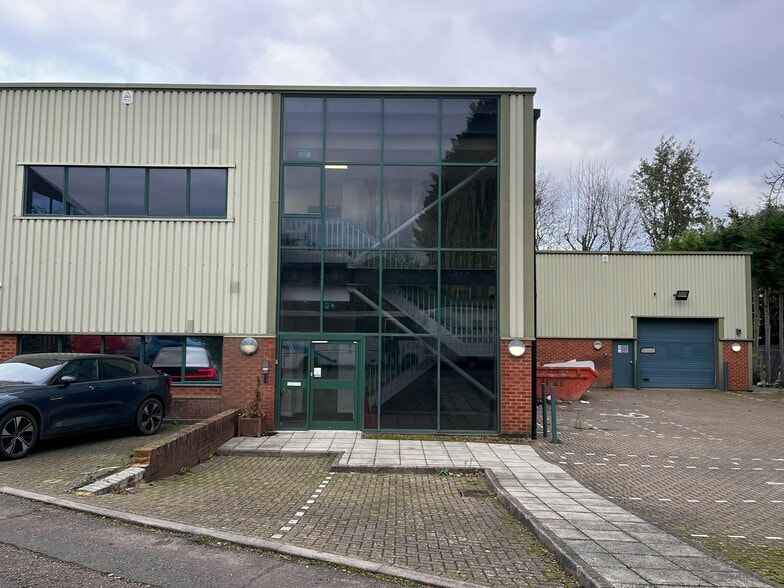 Regal Way, Watford to rent - Building Photo - Image 3 of 9