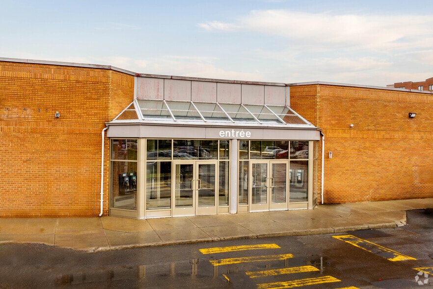 740 Boul de la Côte-Vertu, Montréal, QC to rent - Building Photo - Image 2 of 22