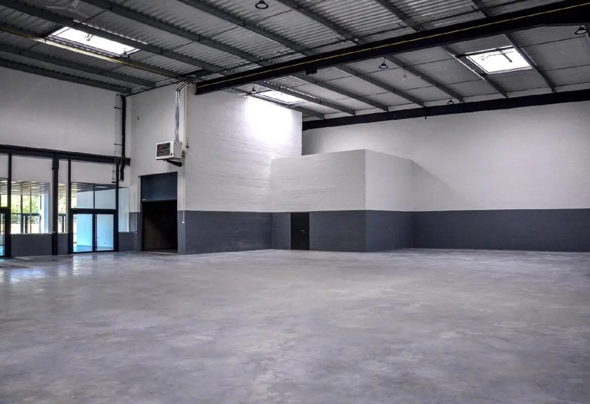 Light Industrial in Persan for sale Interior Photo- Image 1 of 6