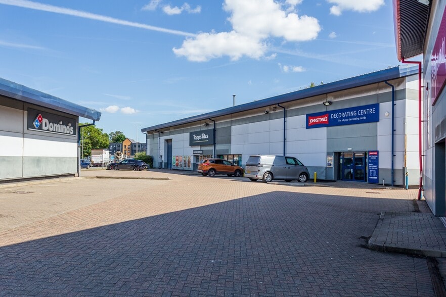 Units 1-5 Mill Way Trading Estate portfolio of 4 properties for sale on LoopNet.co.uk - Building Photo - Image 3 of 14