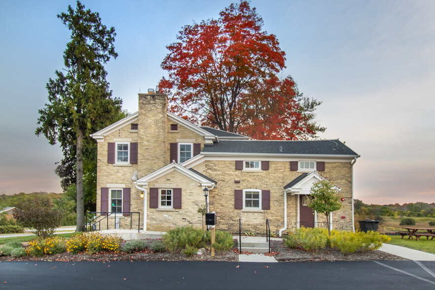 165 S Calhoun Rd, Brookfield, WI for sale - Building Photo - Image 1 of 1