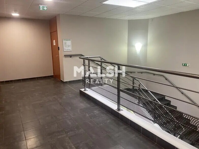 Office in Saint-Priest to rent - Interior Photo - Image 2 of 11