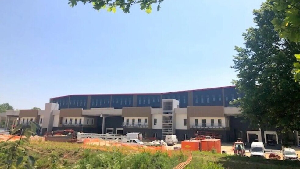 Light Industrial in Élancourt to rent - Building Photo - Image 2 of 27