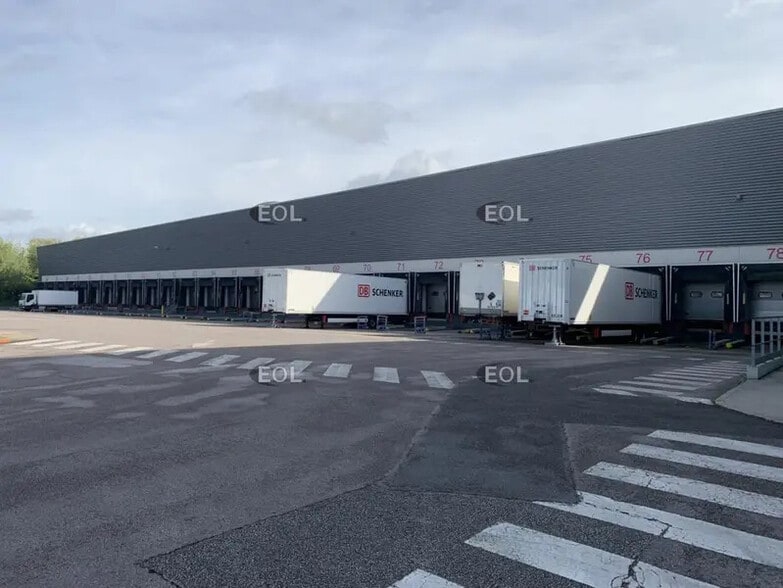Industrial in Gennevilliers to rent - Building Photo - Image 1 of 11