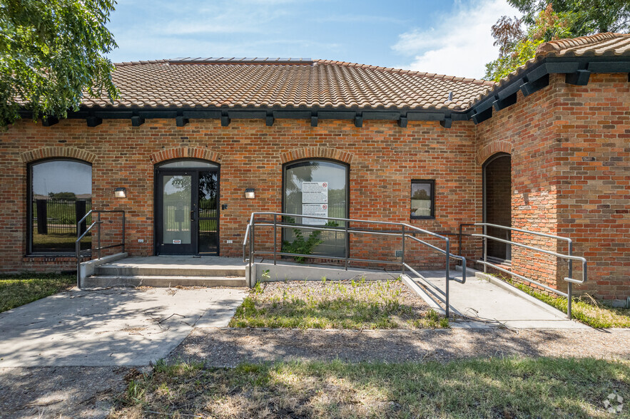 2323 N Walton Walker Blvd, Dallas, TX for rent - Building Photo - Image 2 of 23