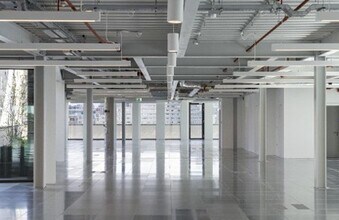 Shad Thames, London to rent Interior Photo- Image 2 of 5