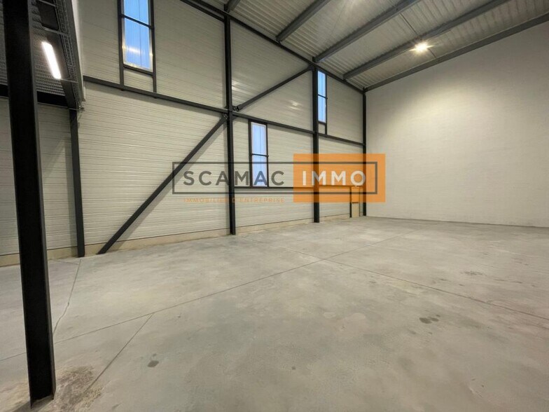 Industrial in Pontoise to rent - Building Photo - Image 1 of 8