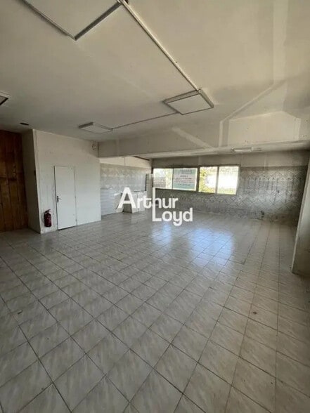 Retail in Antibes for sale - Interior Photo - Image 1 of 6