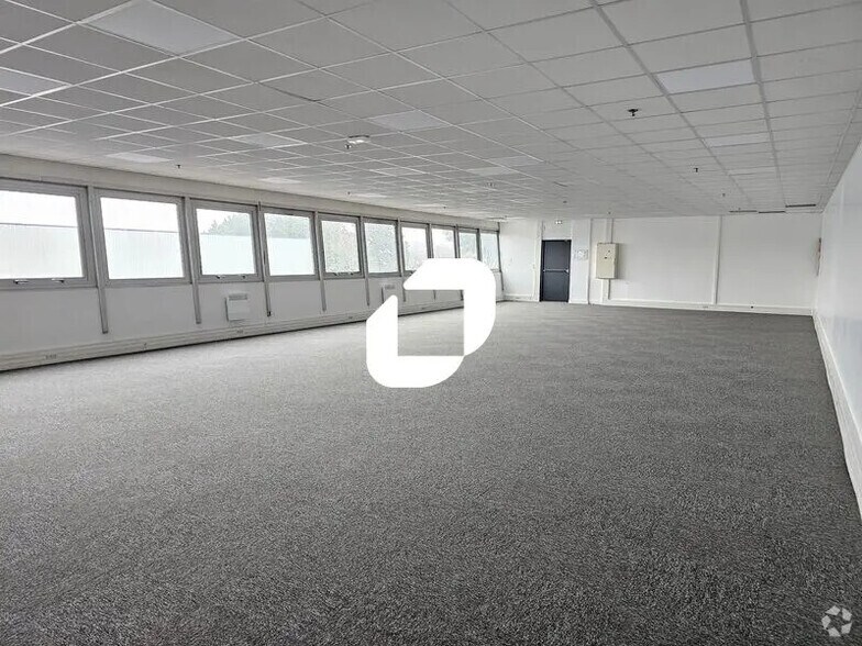 Industrial in Saint-Witz to rent - Interior Photo - Image 2 of 13