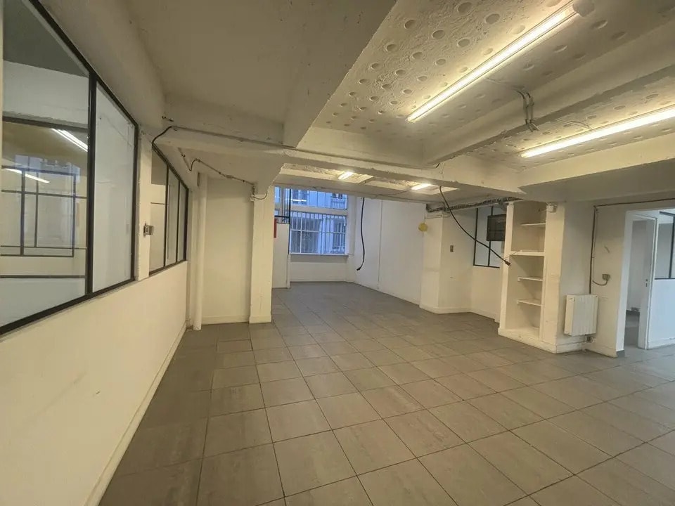 Light Industrial in Paris to rent Interior Photo- Image 1 of 13