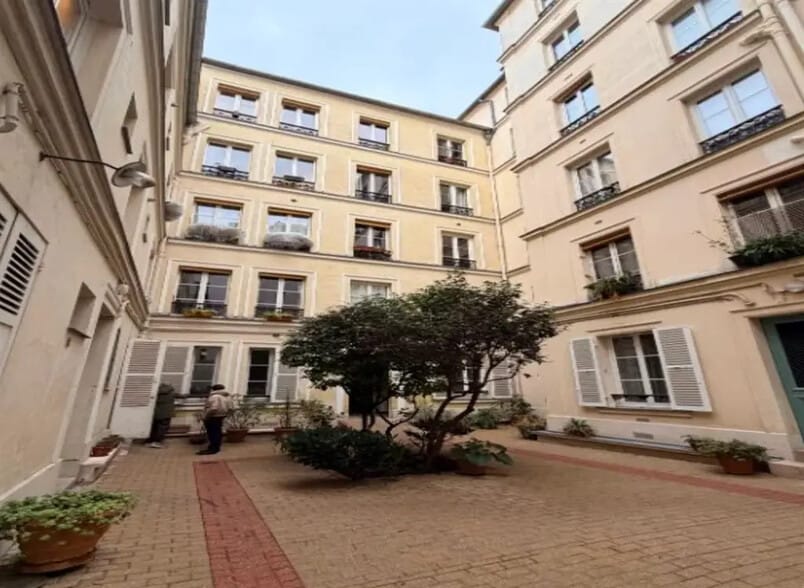 Build-to-Rent in Paris for sale - Building Photo - Image 1 of 9