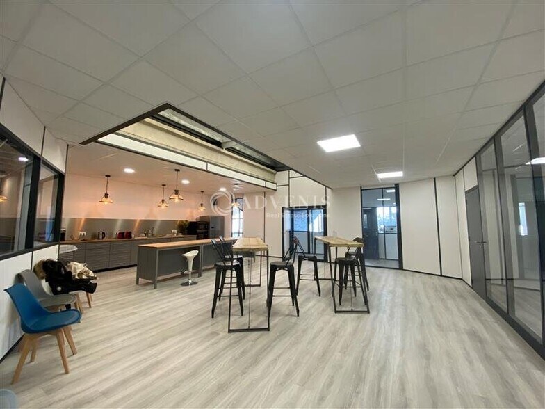4 Rue Michael Faraday, Montigny-le-Bretonneux to rent - Interior Photo - Image 3 of 8