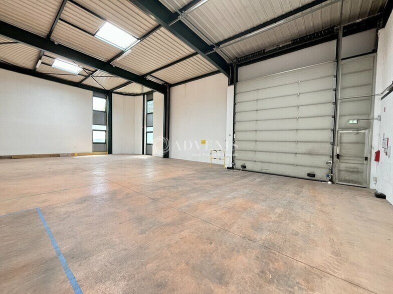 Light Industrial in Villepinte to rent - Interior Photo - Image 2 of 10