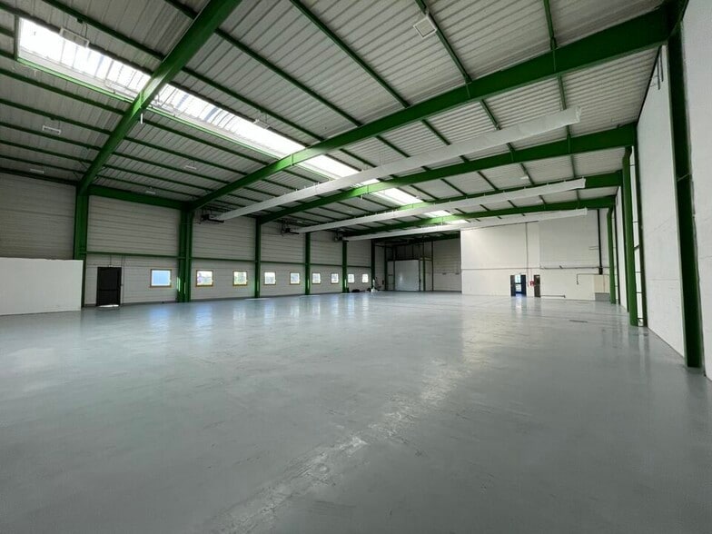 Light Industrial in Le Mesnil-Amelot to rent - Building Photo - Image 2 of 8