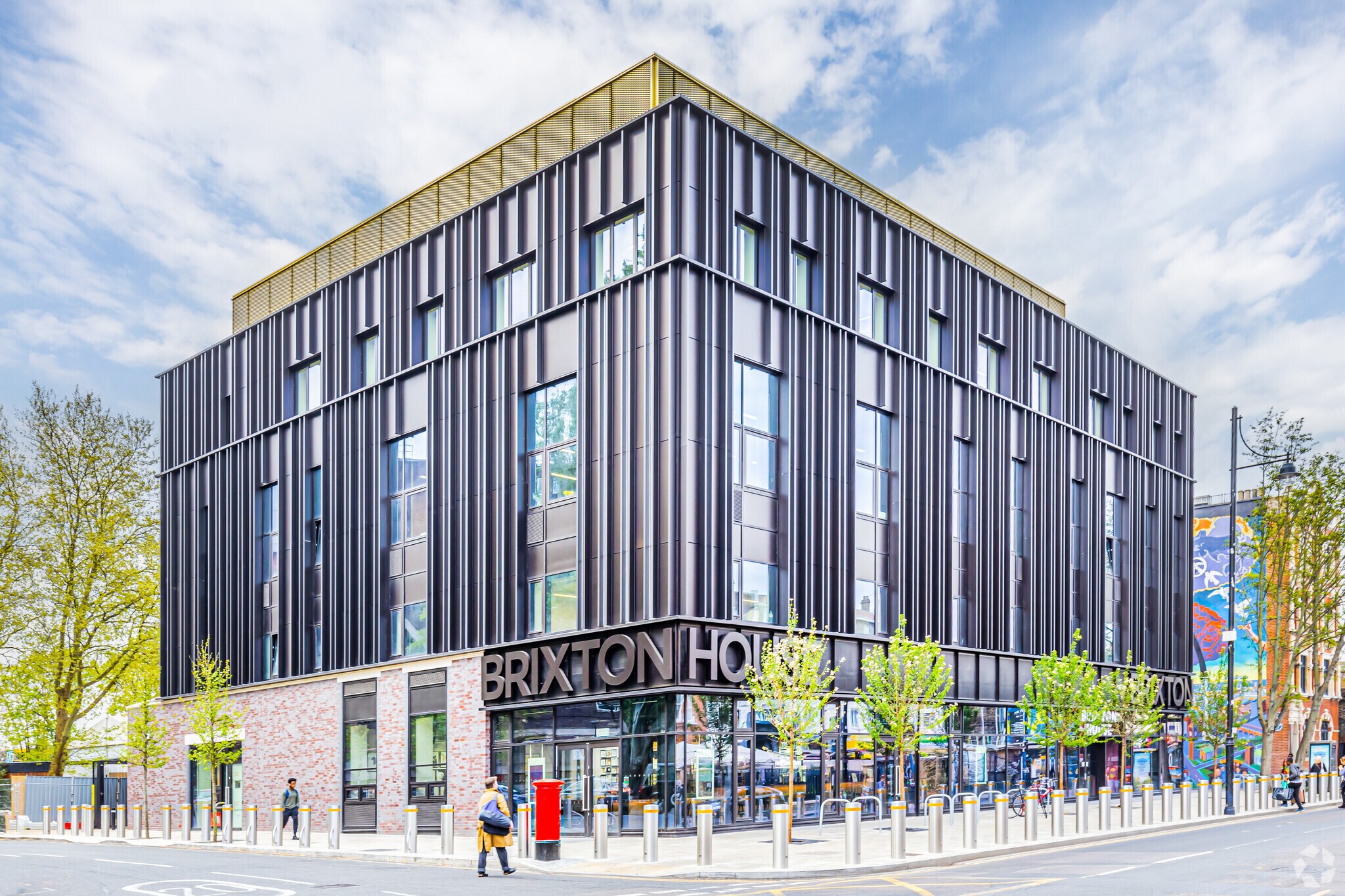 385 Coldharbour Ln, London to rent Building Photo- Image 1 of 8