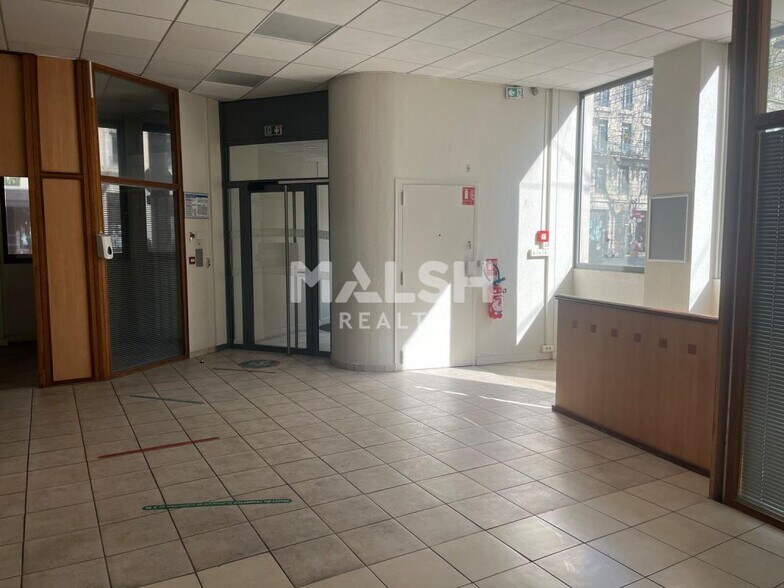 Retail in Lyon to rent - Lobby - Image 3 of 15