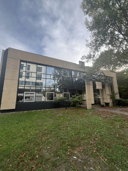 9 Avenue Léonard De Vinci, Pessac to rent - Building Photo - Image 1 of 10