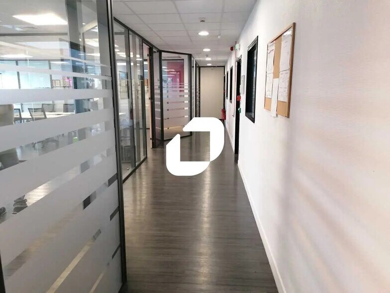 Office in Bezons to rent - Interior Photo - Image 2 of 6