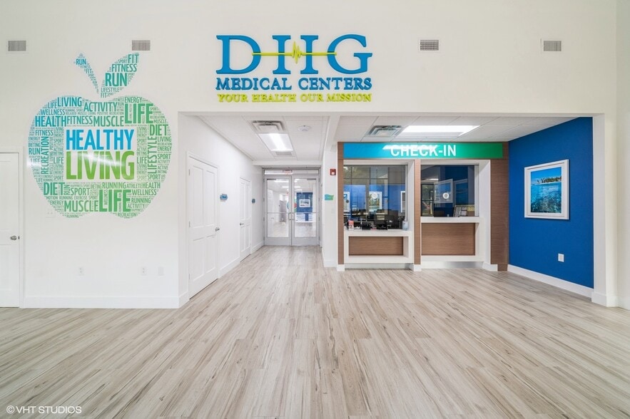 3333 20th St, Vero Beach, FL for sale - Interior Photo - Image 3 of 52