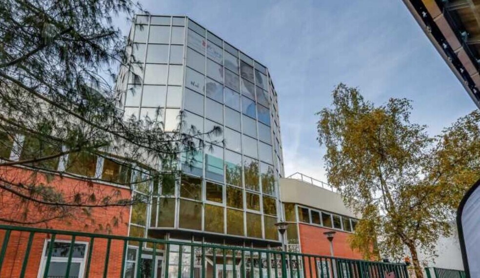 22 Quai Du President Carnot, Saint-Cloud to rent - Building Photo - Image 1 of 6