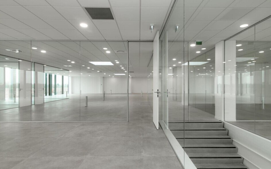 Light Industrial in Le Mesnil-Amelot to rent - Interior Photo - Image 2 of 6