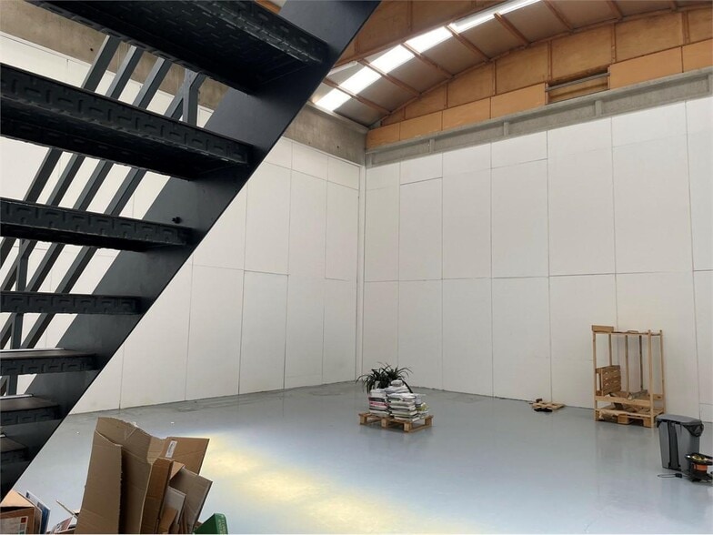 11/13 Chemin De L'Industrie, Dardilly to rent - Interior Photo - Image 2 of 15