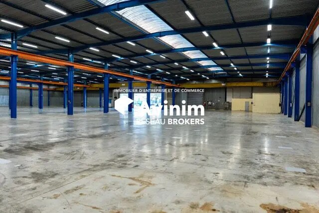 Location Entrepôt 3 600 m² - Photo 1