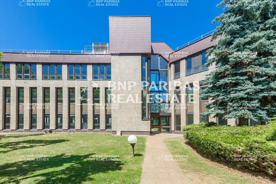 4 Avenue Du Vieil Etang, Montigny-le-Bretonneux to rent - Building Photo - Image 2 of 12