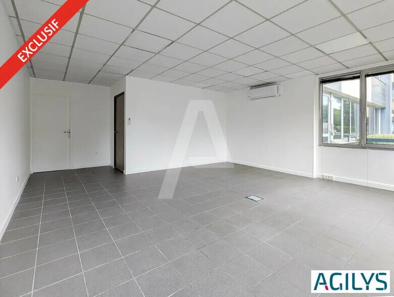 Light Industrial in Massy for sale - Interior Photo - Image 2 of 7