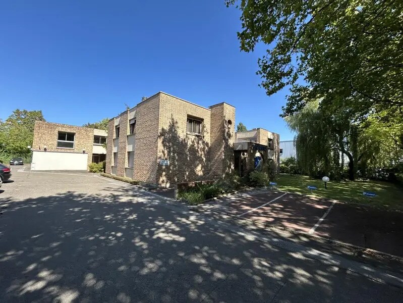 Office in Buc for sale Building Photo- Image 1 of 11