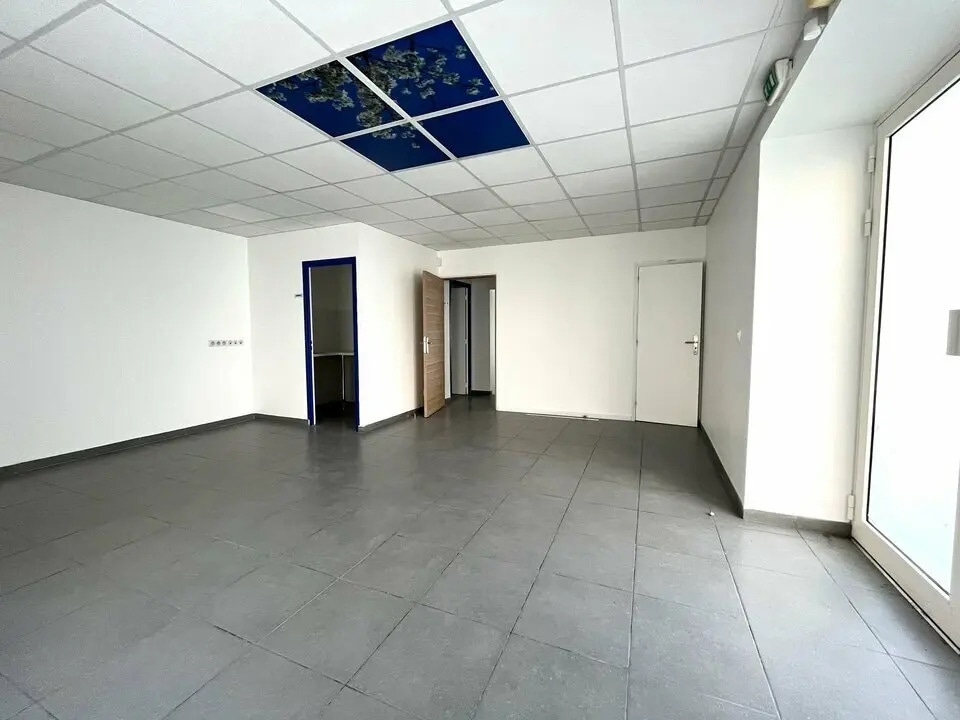 Location Commerce 97 m² - Photo 1