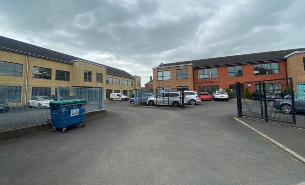 100 Ladas Dr, Belfast to rent - Building Photo - Image 3 of 3