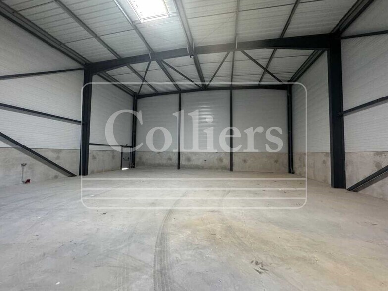 Light Industrial in Signes to rent - Interior Photo - Image 1 of 3