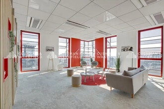 Office in Montigny-le-Bretonneux to rent Interior Photo- Image 1 of 7