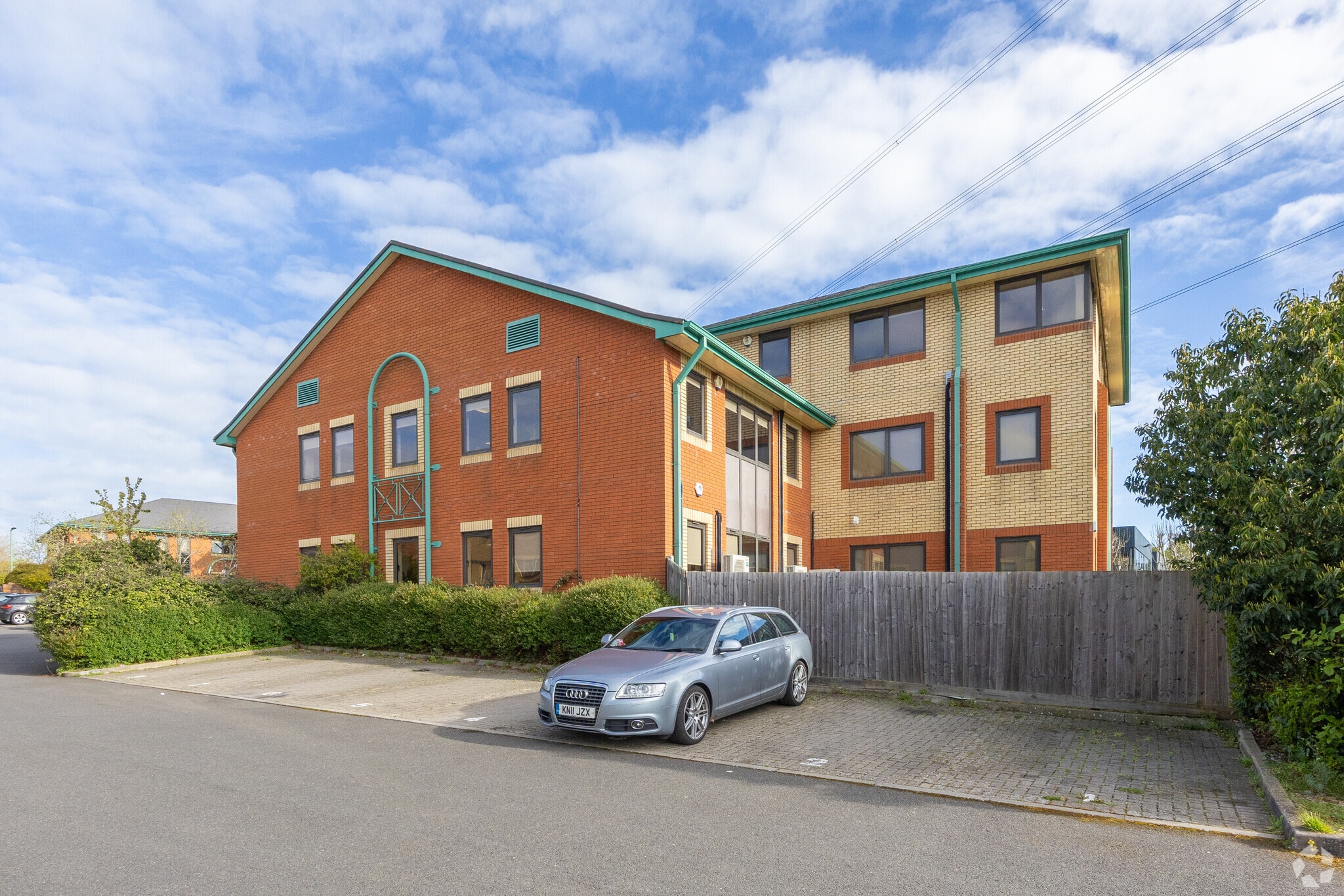 Smeaton Clos, Aylesbury to rent Primary Photo- Image 1 of 13
