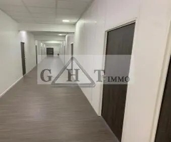 Office in Villeneuve-la-Garenne to rent - Interior Photo - Image 2 of 4