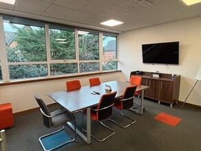 3 Scott Dr, Altrincham to rent Interior Photo- Image 2 of 4