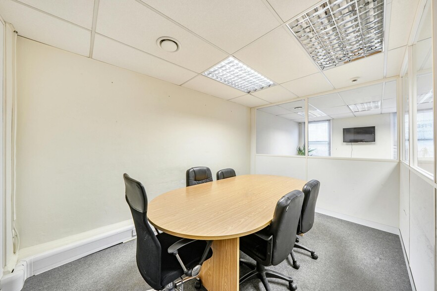 41 The Broadway, London to rent - Interior Photo - Image 2 of 7