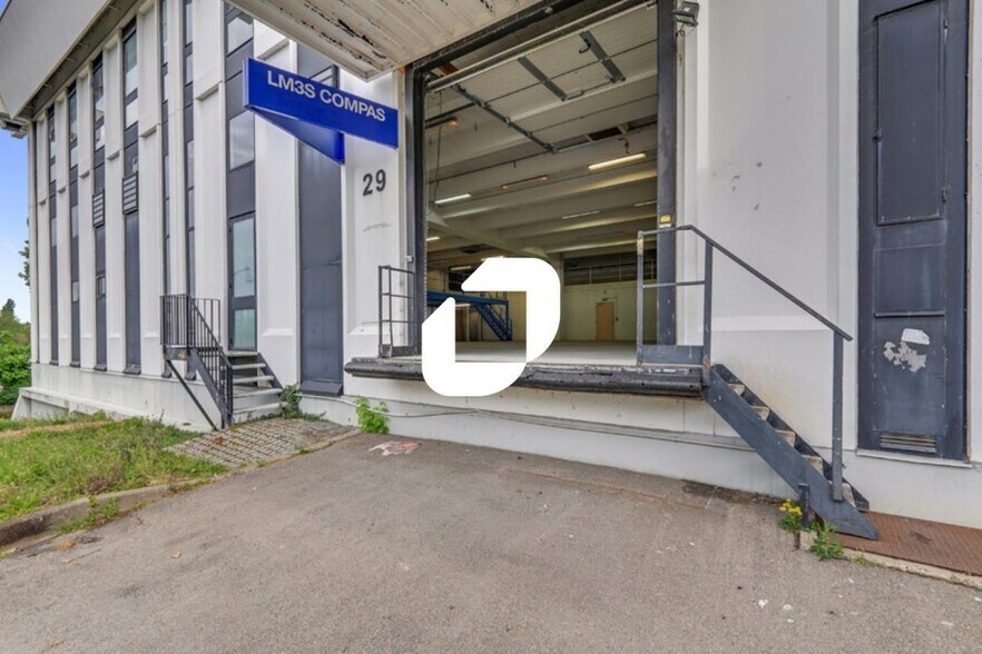 Light Industrial in Rungis to rent - Building Photo - Image 2 of 24