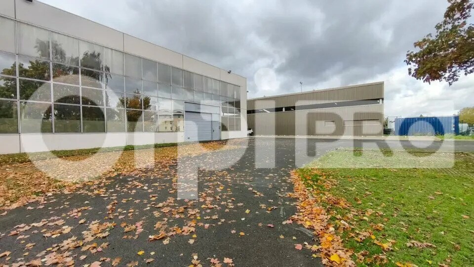 Office in Les Ulis to rent - Building Photo - Image 1 of 11
